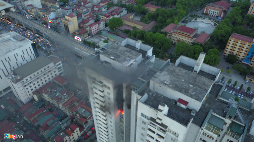 Hiện trường vụ cháy chung cư 23 tầng ở Hà Nội khiến nhiều người hoảng loạn